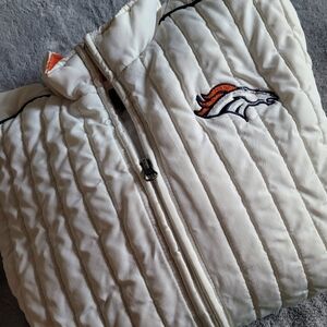 LADIES DENVER BRONCOS WHITE PIFFER JACKET SIZE MEDIUM EUC NFL FOOTBALL 54163